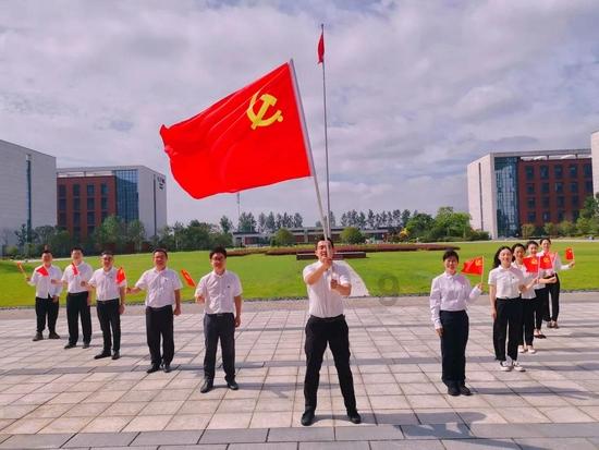 东莞重塑镇域经济：首个百亿村诞生，长安今年冲刺全省第3个千亿镇｜聚焦东莞两会